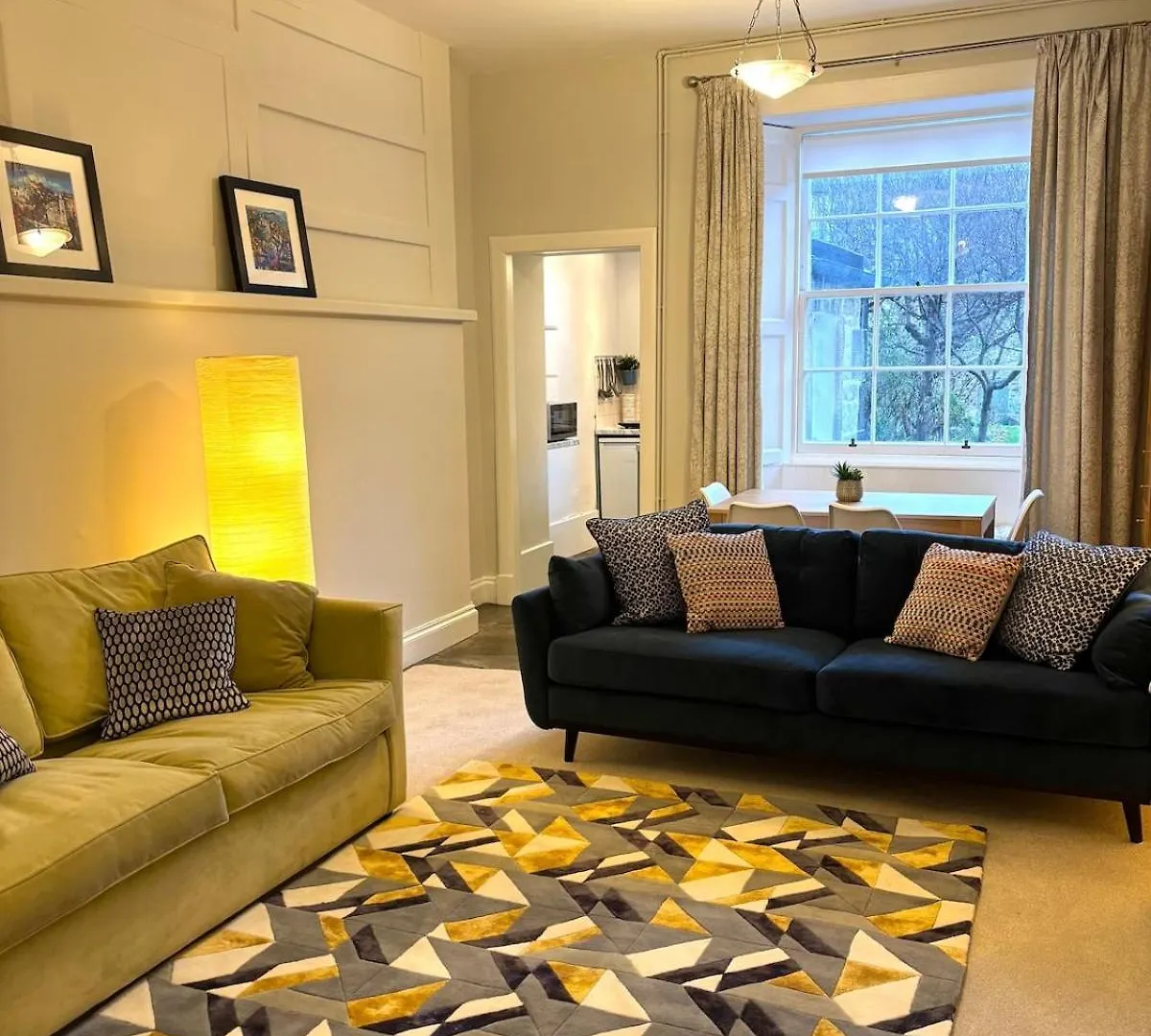 Spacious Apartment In Central Edimburgo